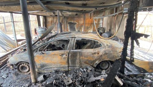 В Урсале прямо в гараже сгорел автомобиль