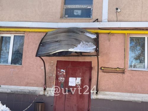 В Альметьевске рухнувший с крыши снег сломал козырек подъезда